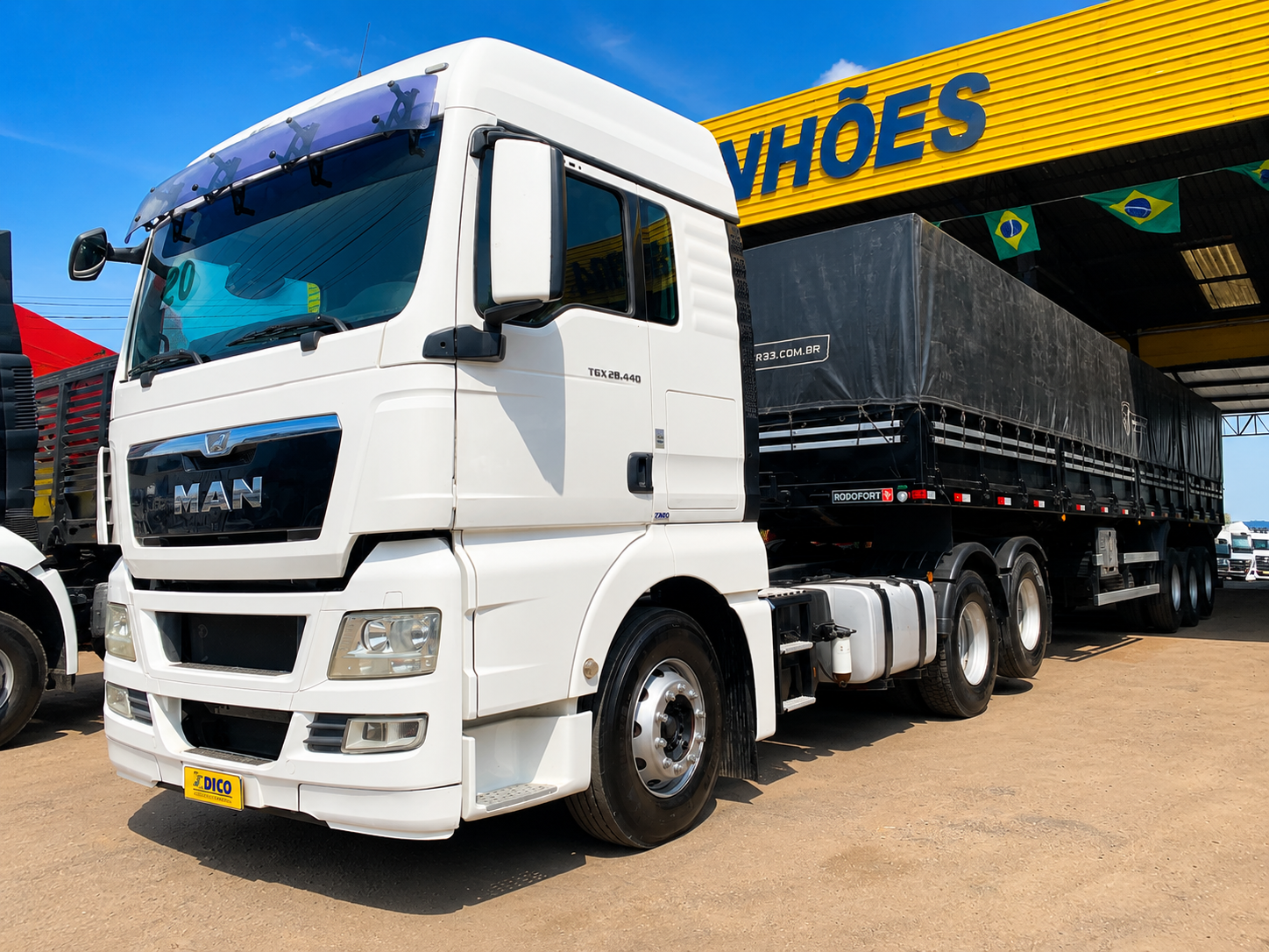 MAN/TGX28.440 6X2 engatado na Carreta 3 Eixos Graneleira Rodofort 2020